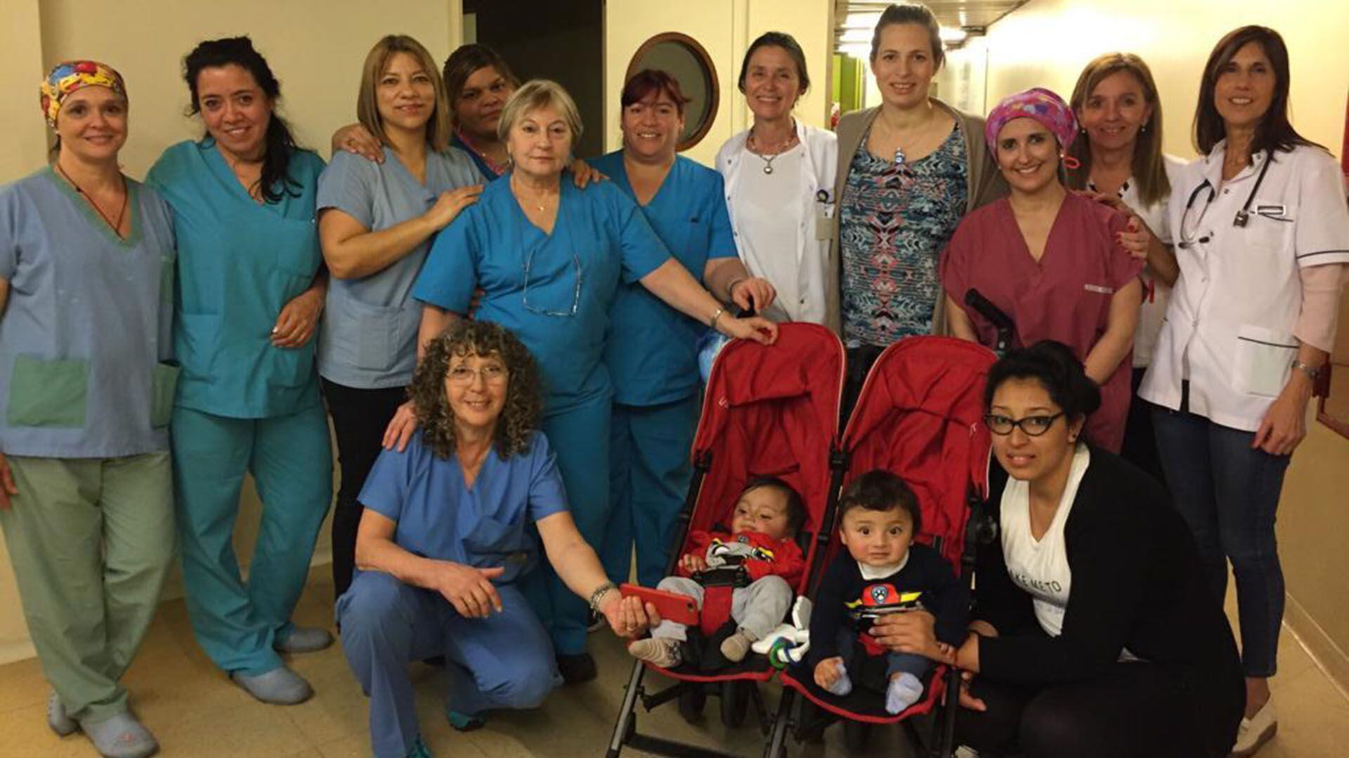 El equipo de mujeres que trabajó antes, durante y después de la separación de los siameses