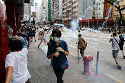 La policía reprimió a los manifestantes con gases lacrimógenos (REUTERS/Tyrone Siu)
