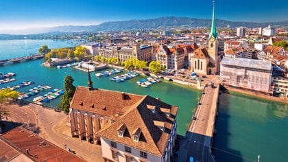 Zúrich sube cuatro puestos para colocarse en lo más alto del podio, compartido también con Hong Kong con un WCOL de 103. En promedio, el coste de vida ha aumentado solo 0,3 puntos durante este año y tres ciudades empatan en primera posición como las más caras del mundo