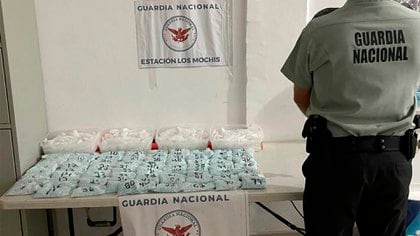 Al remover la tapicería de los asientos encontraron cuatro bolsas con las pastillas de fentanilo (Foto: Guardia Nacional)