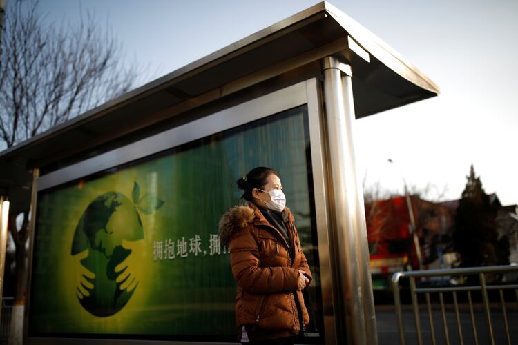 Desde hace semanas, en China se implementó el uso obligatorio de barbijos en la vía pública (REUTERS/Carlos Garcia Rawlins)
