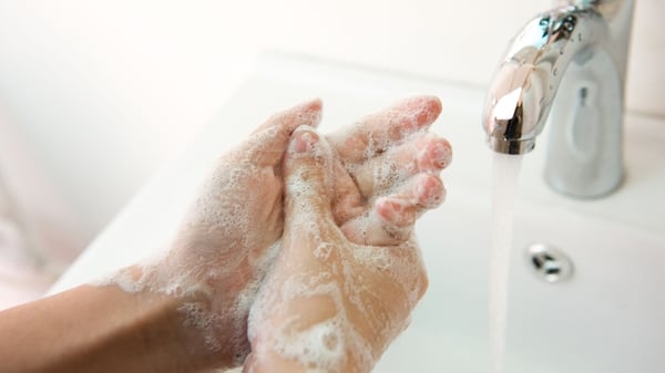 Lavarse las manos, sobre todo después de toser, estornudar y sonarse la nariz ayuda a protegerse de los gérmenes (Getty)