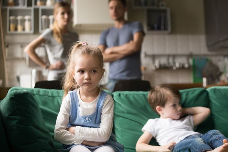 ¿De dónde viene la idea de que los padres están obligados a entretener a sus hijos? (Shutterstock)