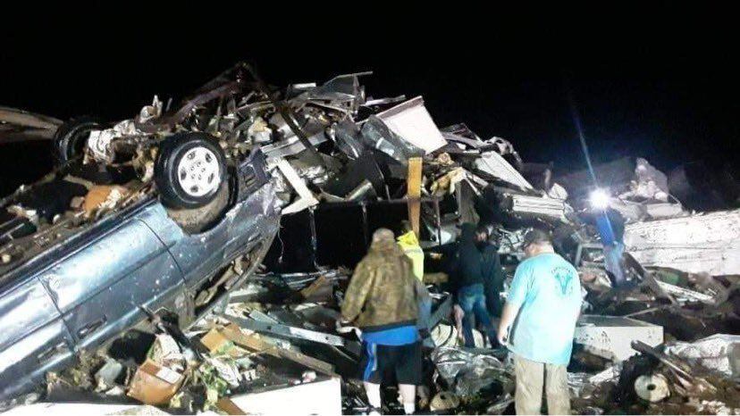 Al menos 80 personas murieron en Kentucky por el paso de tornados (@WLKYJulie)