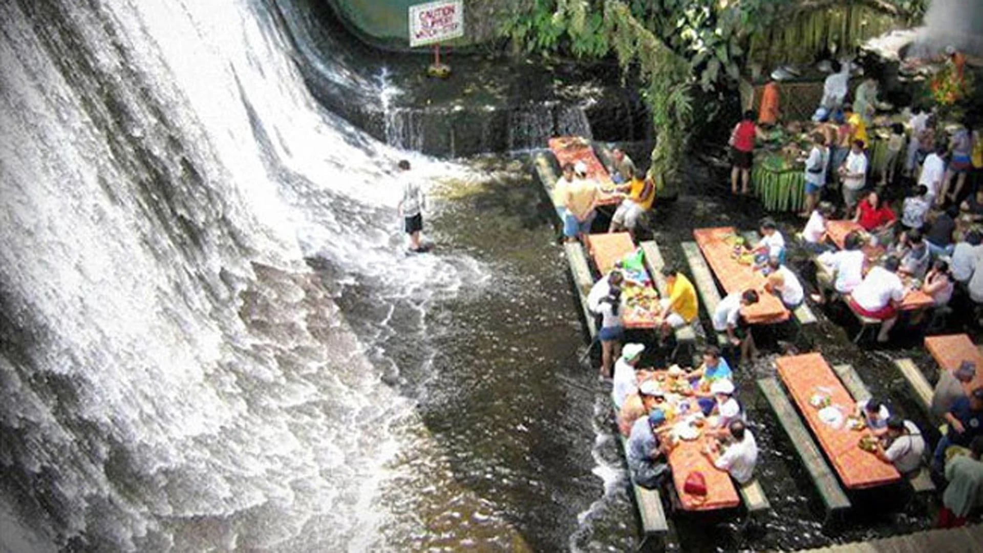 Con la cascada en sus pies, este restaurante de Filipinas, parte de un complejo, está ubicada en el centro de una plantación de cocos.