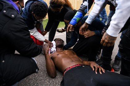 Un joven es socorrido luego de ser herido en las protestas por la muerte de Daunte Wright. STEPHEN MATUREN
