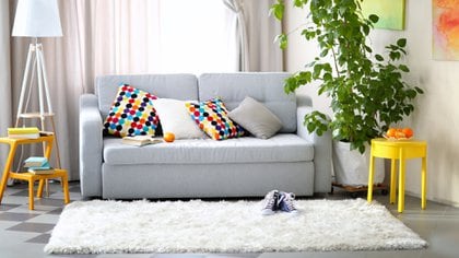 Lavar regularmente las alfombras o quitarlas puede ayudar a disminuir la presencia de ácaros en el hogar (Shuttersotck)