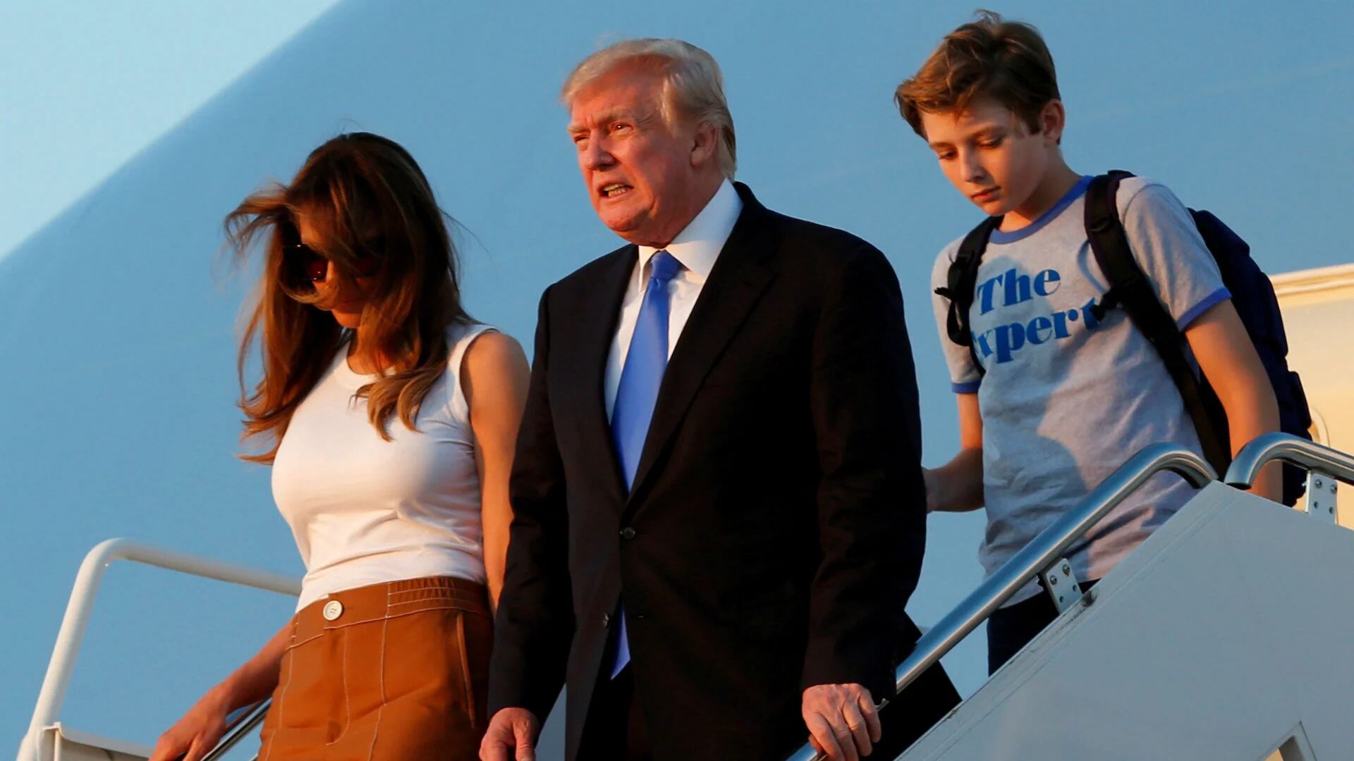 Melania, Donald y Barron Trump el llegar a la base Andrews de Washington (Reuters)