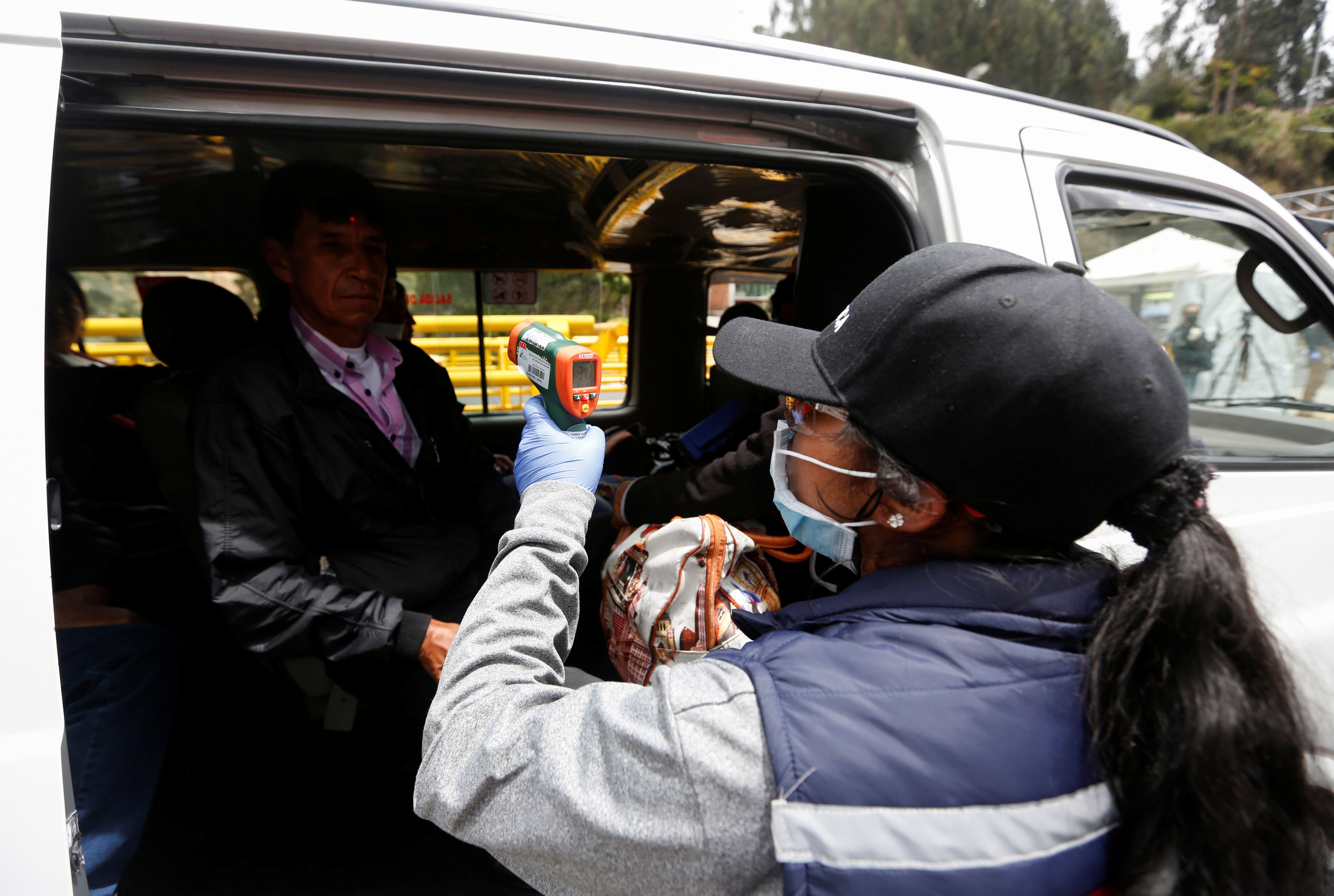 Los ciudadanos eran testeados por fiebre en las calles, durante la pandemia (REUTERS/Daniel Tapia)