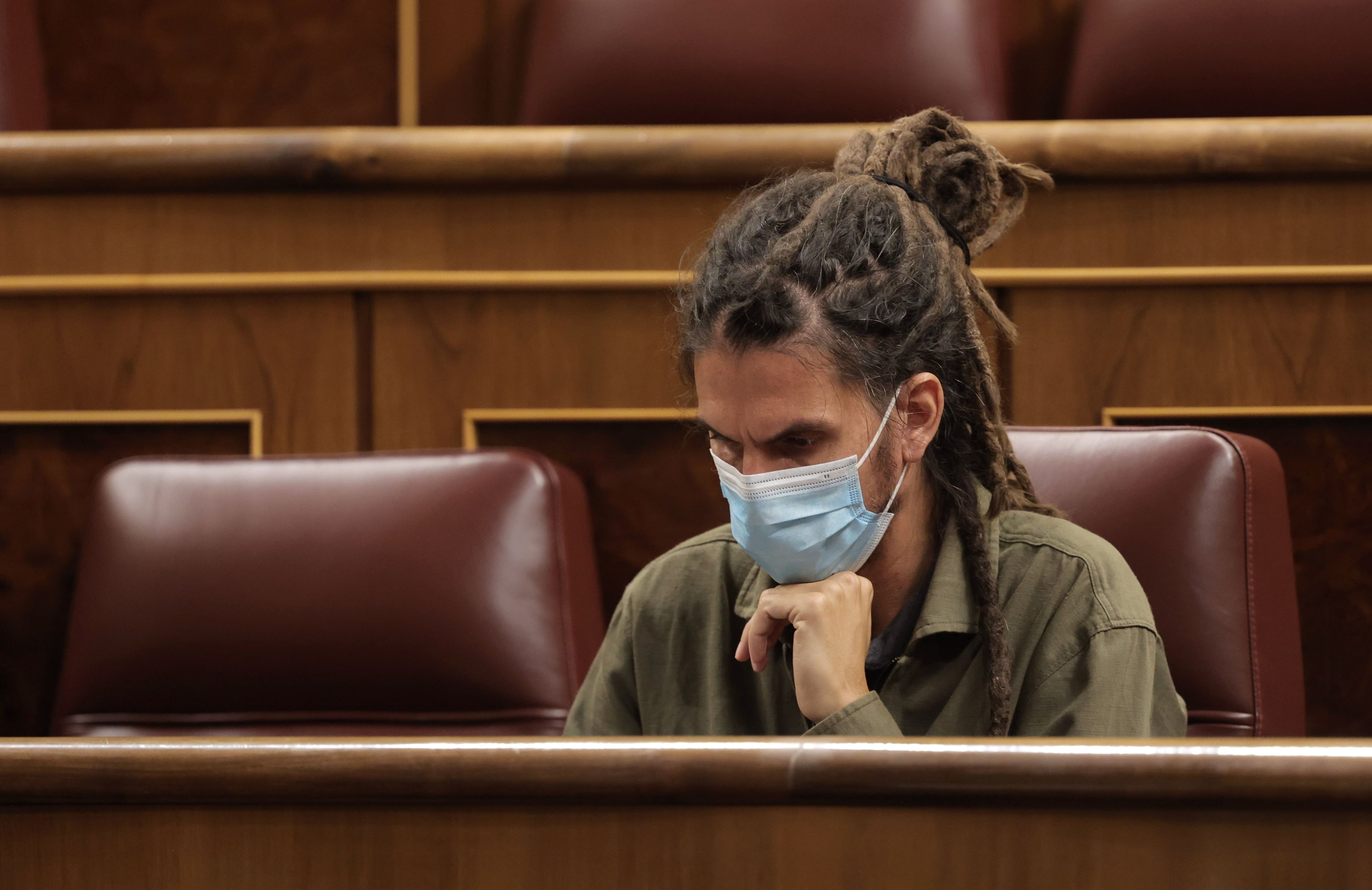 14-10-2021 El ex secretario de Organización y diputado de Unidas Podemos Alberto Rodríguez en una sesión plenaria en el Congreso de los Diputados, a 14 de octubre de 2021, en Madrid, (España). El pleno tiene como objeto abordar la ley de Libertad Sexual, que inicia hoy su tramitación parlamentaria con el debate de las enmiendas a la totalidad presentadas por PP y Vox al estar en desacuerdo. Conocida como la ley del "solo sí es sí", introduce cambios en el Código Penal para acabar con la distinción entre abuso y violación. La norma tiene como elemento central el consentimiento. Asimismo, durante el pleno los partidos abordan un decreto ley para contener el precio de la luz y otro sobre la prórroga de los ERTE.POLITICA Eduardo Parra - Europa Press