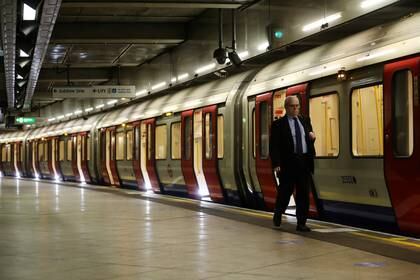 Un pasajero en la estación Westminster (Reuters)