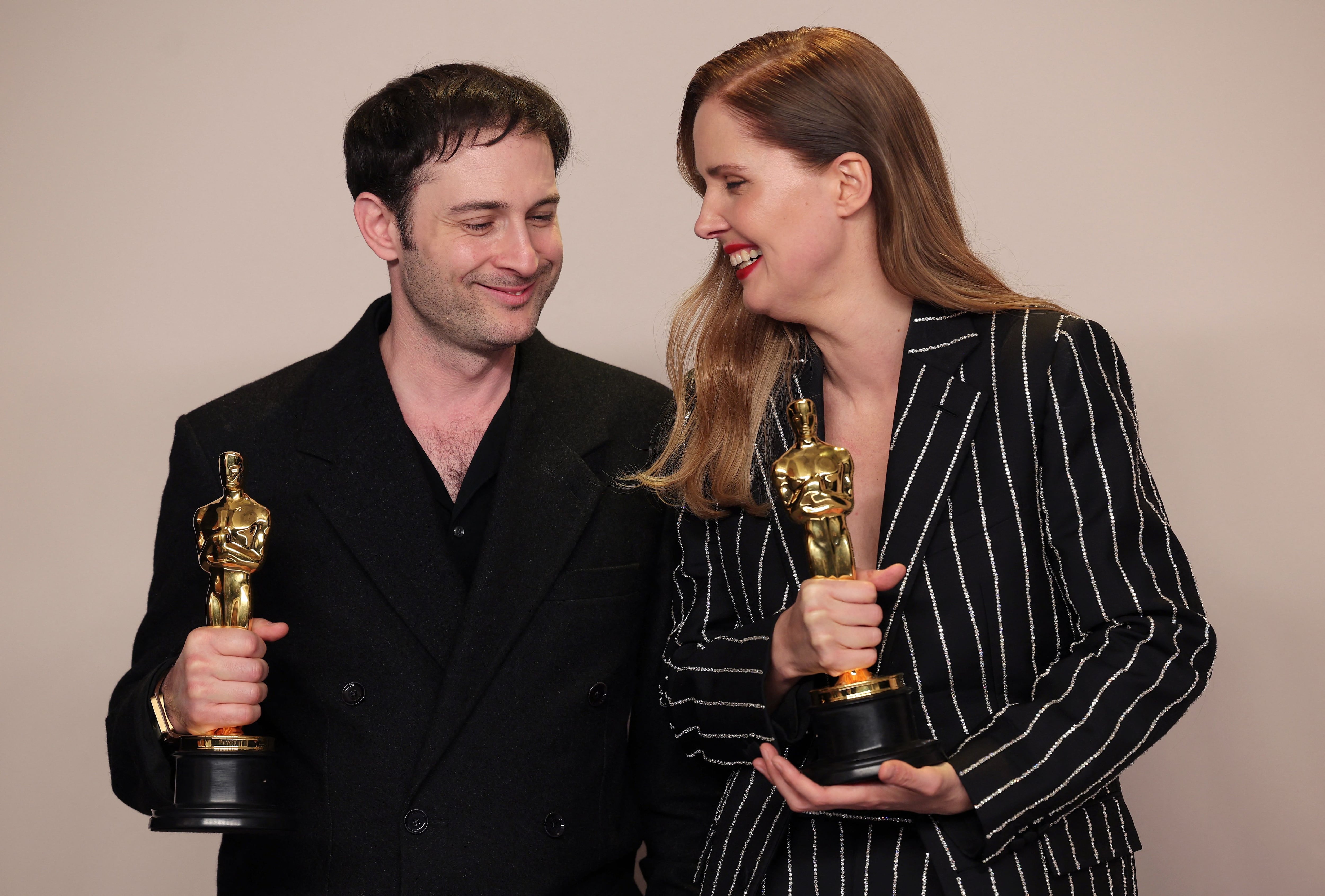 Justine Triet y Arthur Harari ganaron el Oscar a Mejor Diseño de producción por Pobres criaturas (REUTERS/Carlos Barria)