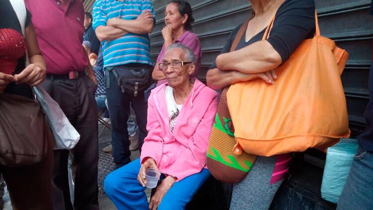 Francisca de Guevara 83 años hace fila para comprar con petros (Elizabeth Ostos)