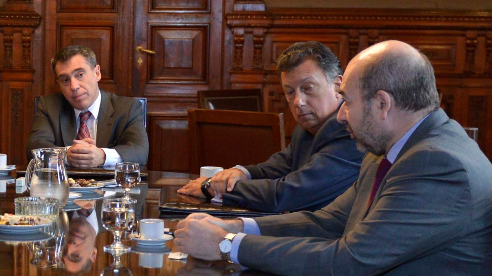 El director nacional electoral, Alejandro Tullio (derecha), junto al presidente y vicepresidente de la Dirección Nacional Electoral, Santiago Corcuera (izquierda) y Alberto Dalla Via (centro)
