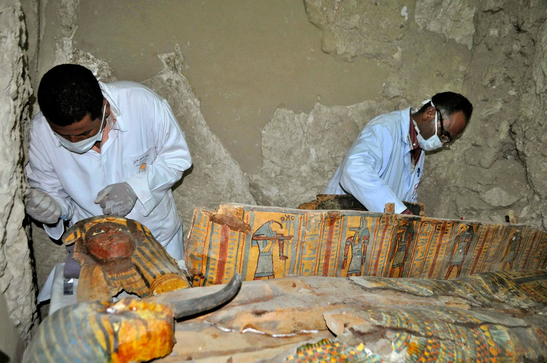 Arqueólogos restauran un ataúd de madera en una tumba de 3.500 años de antigüedad (Foto: AFP )