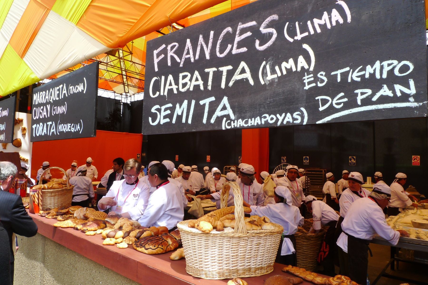 Panadero de SJL denunció que el precio de la bolsa de trigo subió hasta S/ 12 soles de un día a otro. | Foto: Andina
