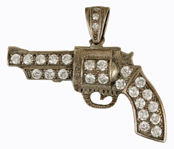 El amuleto con forma de pistola era uno de sus favoritos