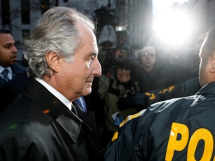 Madoff escoltado de la corte de Nueva York en 2009. (REUTERS/Lucas Jackson/archivo)