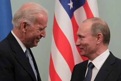 El, entonces, vicepresidente estadounidense, Joe Biden (i), conversa con el primer ministro ruso, Vladimir Putin, durante el encuentro que mantuvieron en Moscú (Rusia), en marzo de 2011. EFE/MAXIM SHIPENKOV/Archivo
