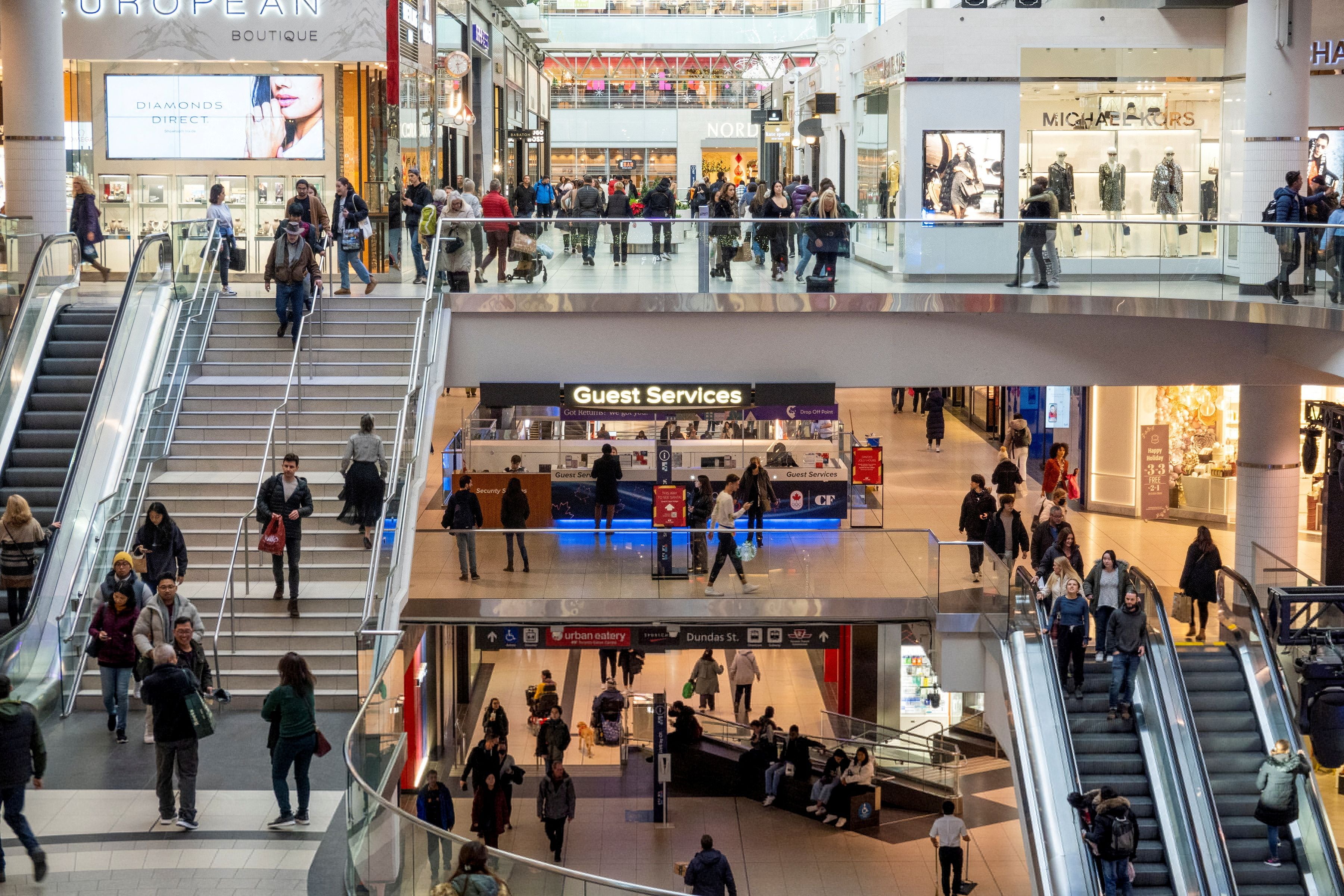 Consumidores en un centro comercial de Toronto (Reuters)