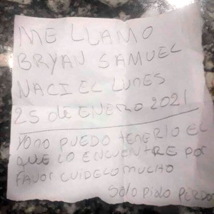 El cartel encontrado junto al bebé.