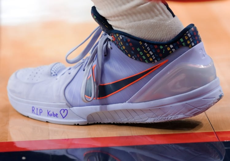 Uno de los mensajes en las zapatillas de los jugadores de los Pelicans