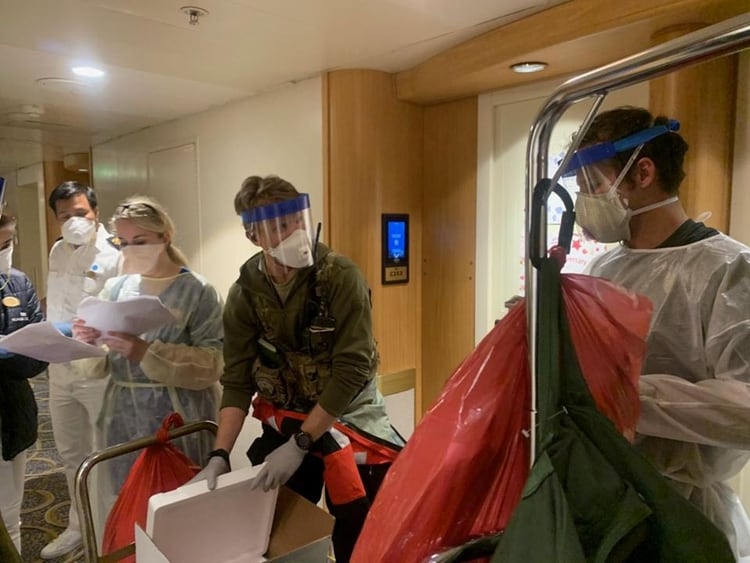El personal médico Guardian Angels con el 129º Rescue Wing usan equipo de protección personal completo mientras se preparan para evaluar a los viajeros en el crucero Grand Princess para detectar el coronavirus actualmente en la costa de California (Reuters)