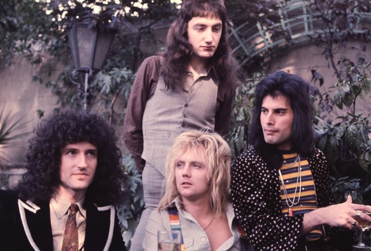 Deacon, May, Taylor y Mercury en Les Ambassadeurs, en 1976, para la celebración de los discos de plata, oro y platino que rápidamente acumuló 