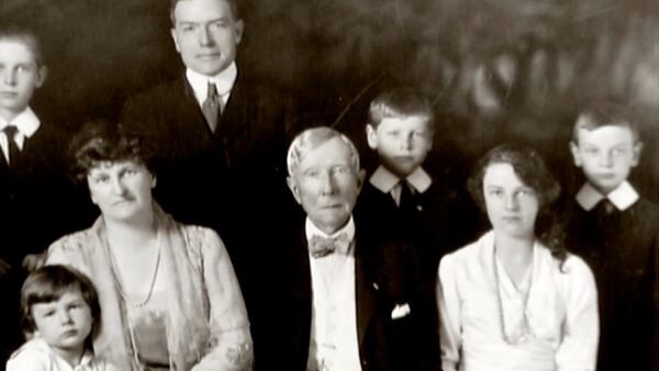 John D. Rockefeller ya anciano, con su hijo John D. Jr y su familia