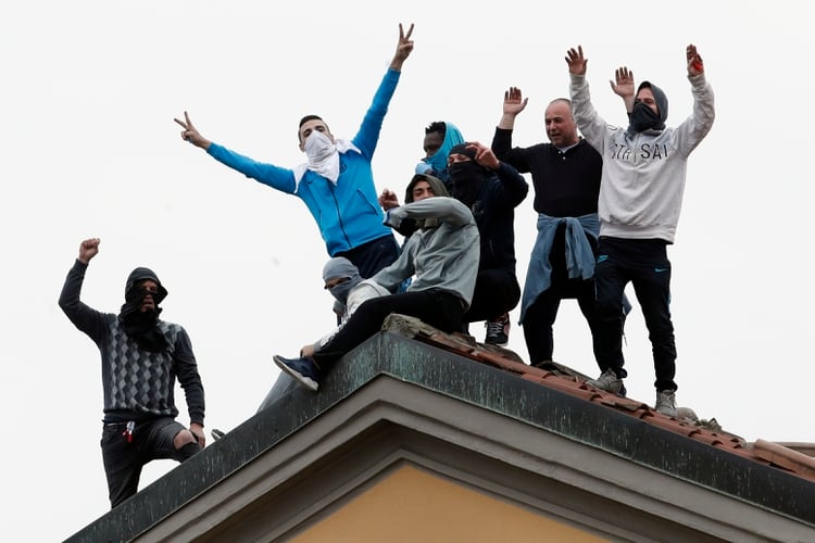 Una protesta de reclusos en contra de restricciones vinculadas al coronavirus en la cárcel San Vittore en Milán, Italia, el 9 de marzo del 2020. (AP Photo/Antonio Calanni)