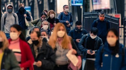 Spinney recordó que las prácticas de contención de epidemias son viejas, costosas y agotadoras para las sociedades. (Adrián Escandar)