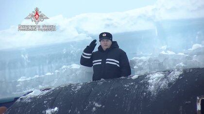 El comandante de un submarino tras emerger del hielo durante los ejercicios militares en el Artico