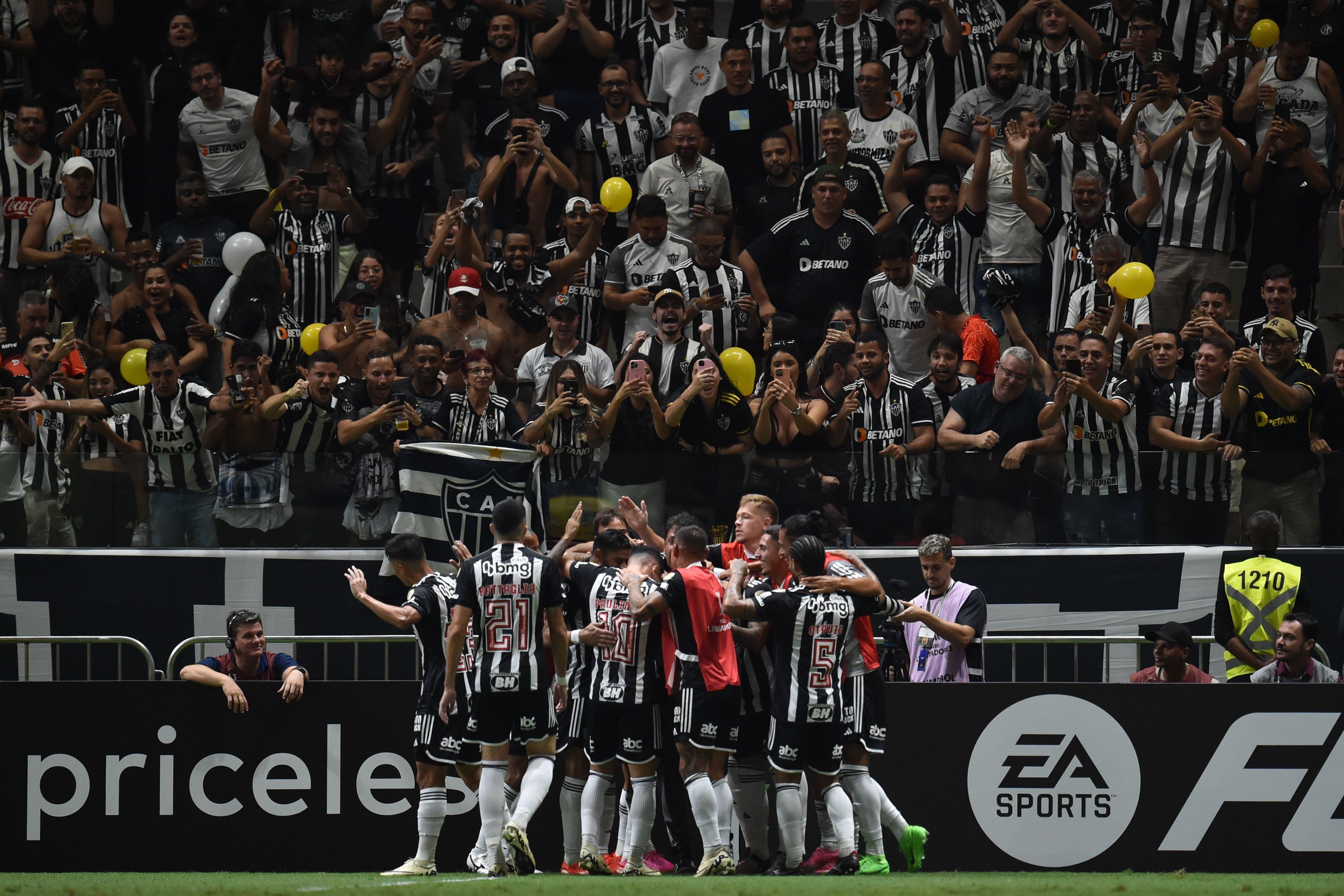 São Paulo, 23 abr (EFE).- Atlético Mineiro, dirigido por el argentino Gabriel Milito, dio este martes un paso de gigante para pasar a los octavos de final de la Copa Libertadores, tras superar con m