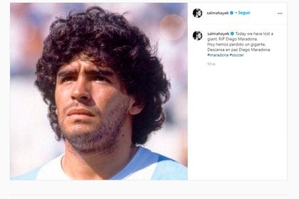 Salma Hayek: "Hoy hemos perdido un gigante. Descansa en paz Diego Maradona"