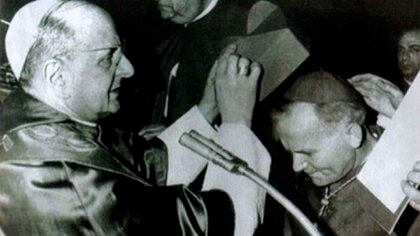 El futuro Juan Pablo II se inclina ante el papa Pablo VI