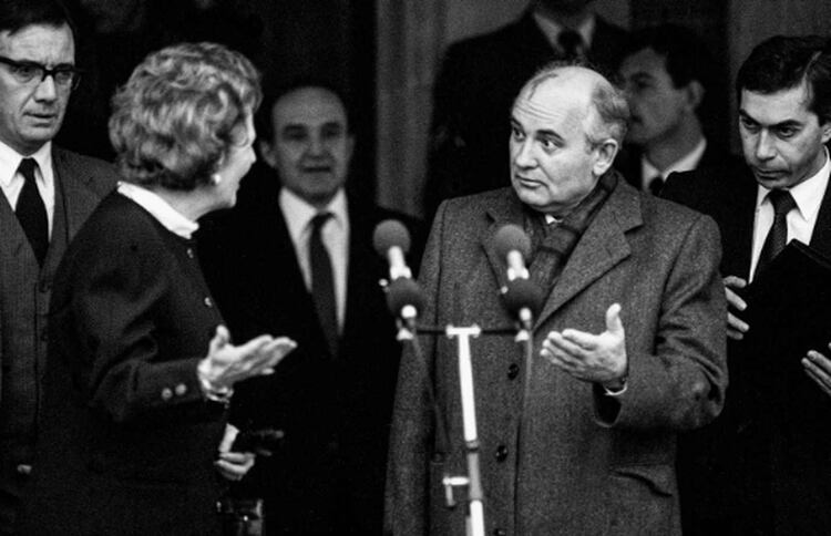 Un breve encuentro en 1987 entre Thatcher y Gorbachov, cuando ya eran amigos. (imagen publicada en el libro 