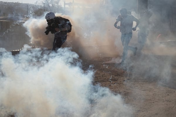 Las escenas de los disturbios del pasado domingo en la frontera de Tijuana con San Diego. (Foto: Reuters)