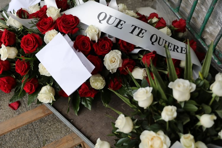 Tras la extracción del cadáver de la sala de aislamiento o del área de urgencias, se requiere el respetar la decisión de los familiares de ver el cuerpo si así lo solicitan y conforme a protocoloes sanitarios (Foto: Reuters/Nacho Doce)