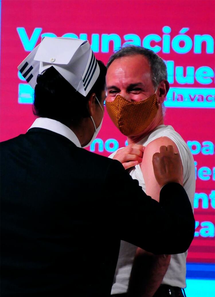 Hugo López-Gatell es vacunado contra la influenza (Foto: Cuartoscuro)