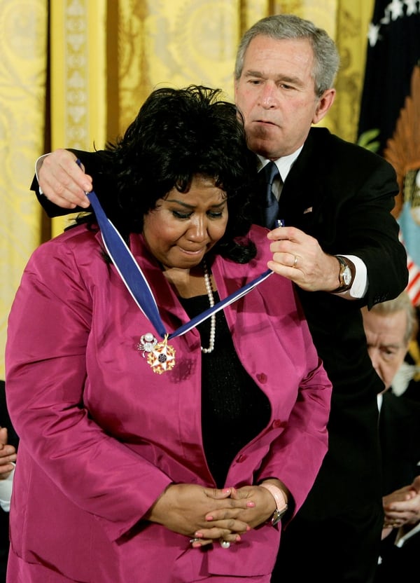 George W. Bush y Aretha Franklin en la ceremonia