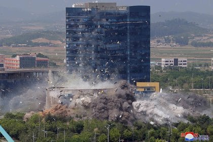 Una imagen de la explosión cedida por la agencia de noticias norcoreana KCNA el 16 de junio de 2020