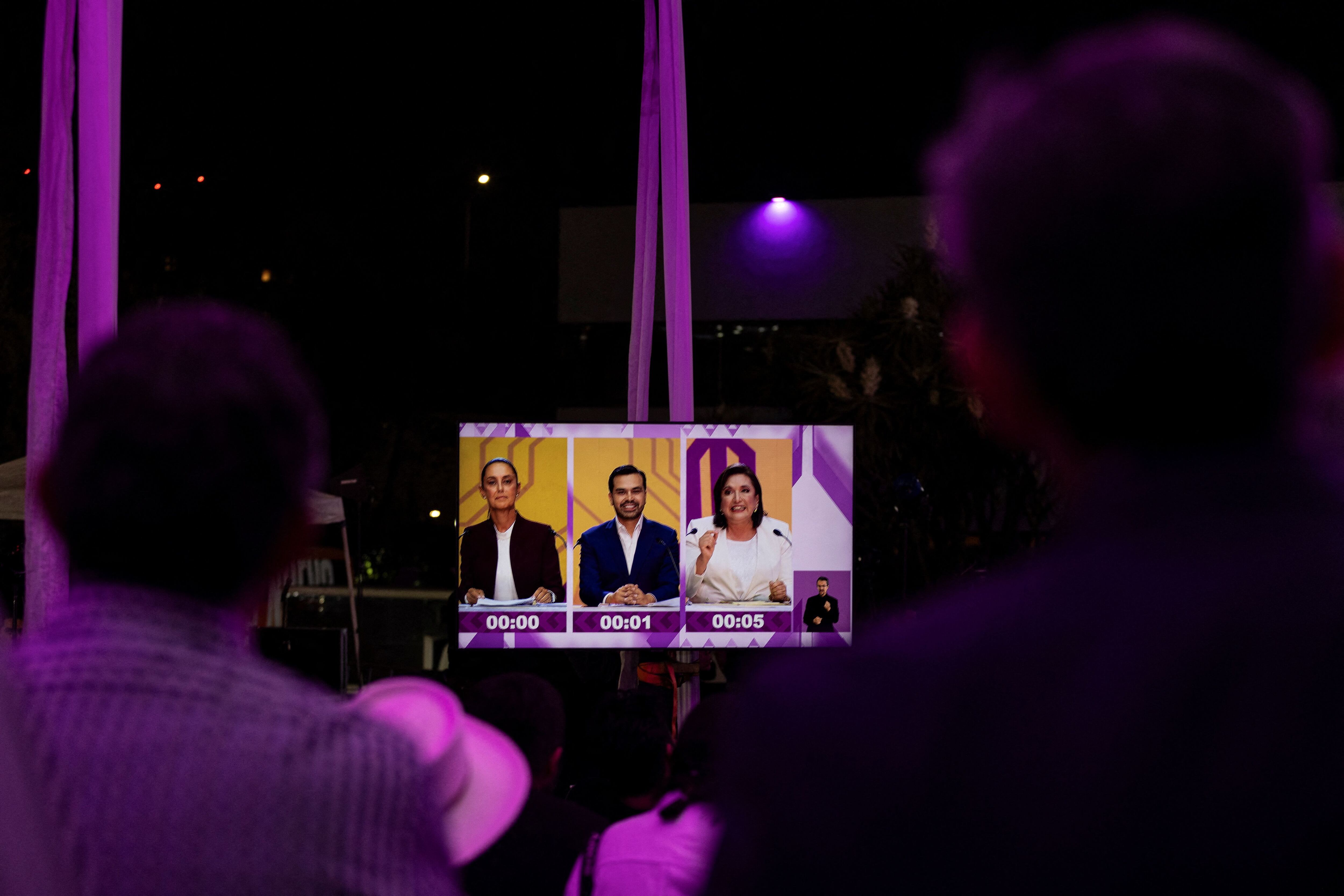 Transmisión del primer debate presidencial. REUTERS/Quetzalli Nicte-Ha