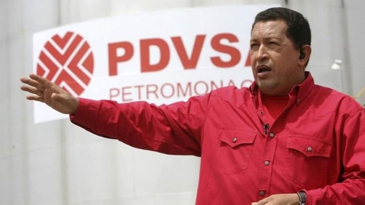 Hugo Chávez en una planta de PDVSA