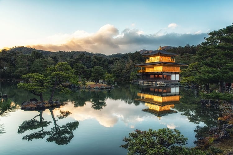 Pabellón Dorado: fue construido originalmente en 1397 como villa de descanso del shōgun Ashikaga Yoshimitsu, así como parte de su propiedad llamada Kitayama. Su hijo transformó el edificio en un templo Zen de la secta Rinzai (Shutterstock)