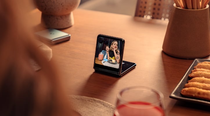 Ahora las marcas quieren sacar provecho de la pantalla externa. (Motorola)