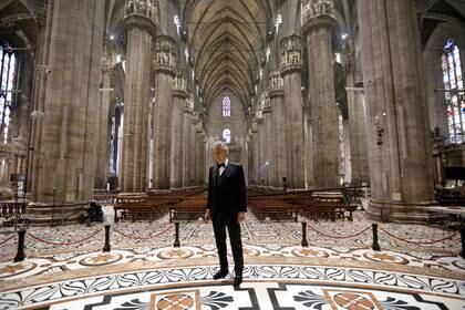 Andrea Bocelli se prepara para cantar en el Duomo de la Catedral de Milán (REUTERS)