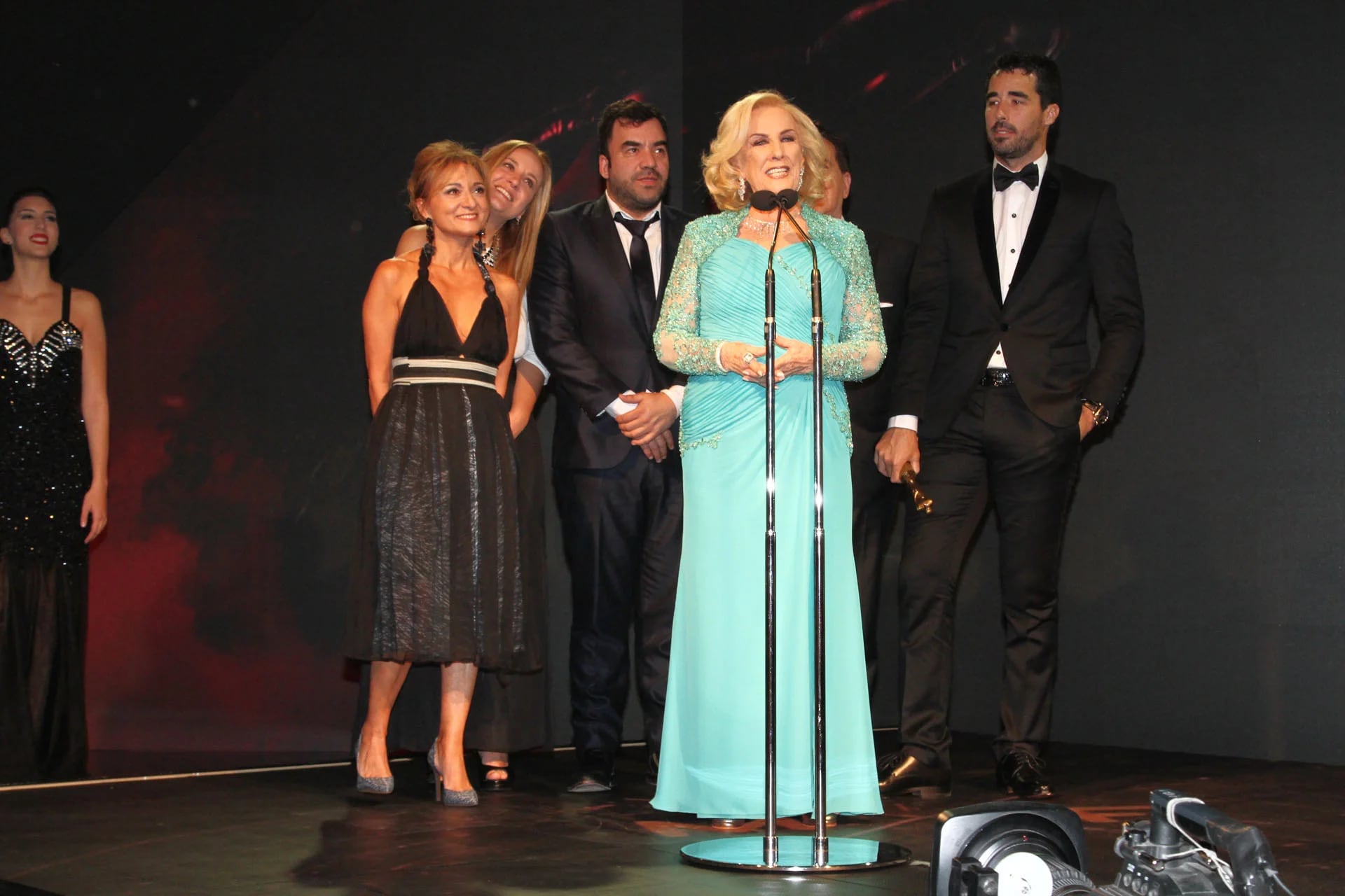 Mirtha Legrand con su equipo de producción