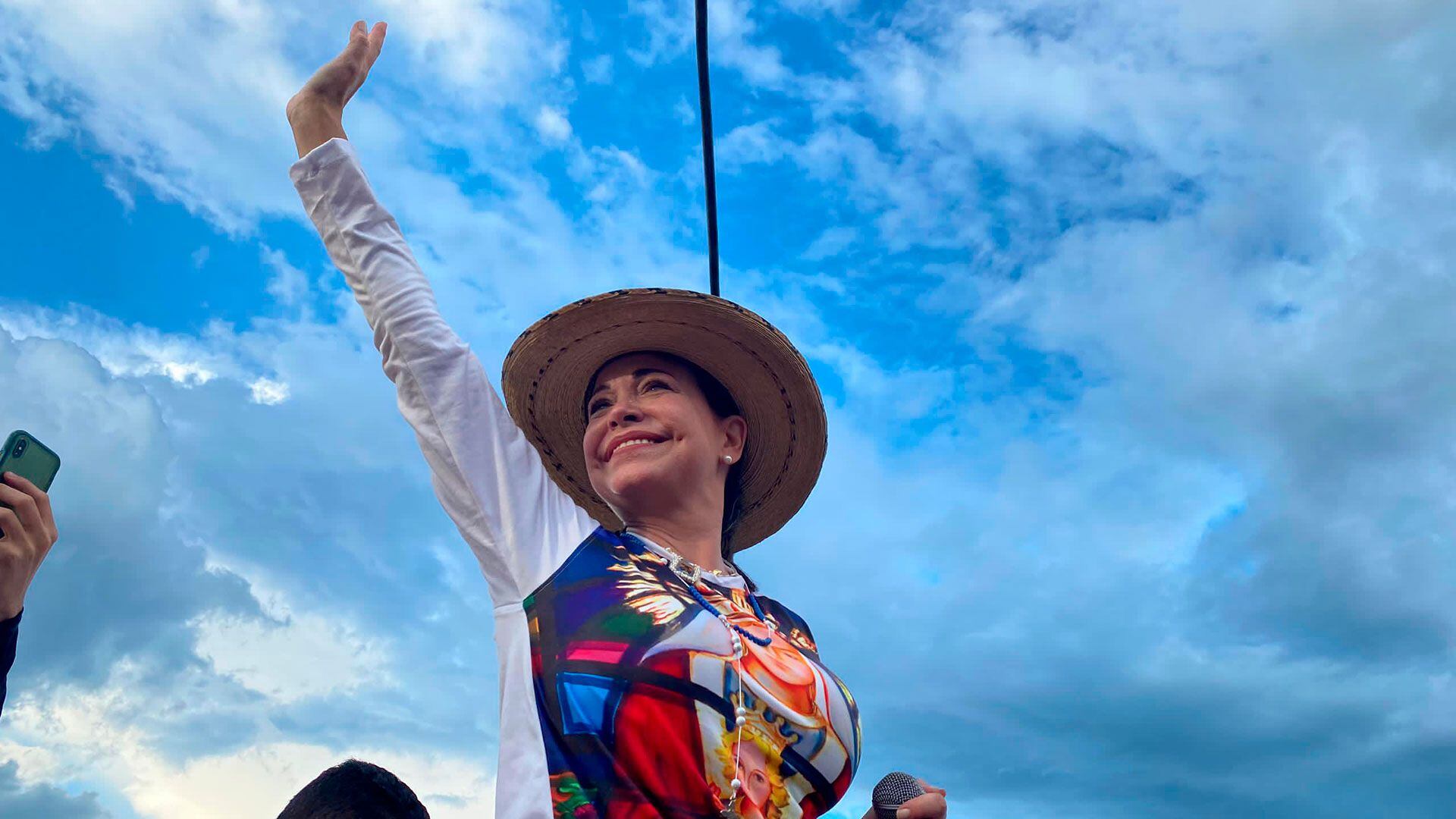 María Corina Machado saluda a sus seguidores