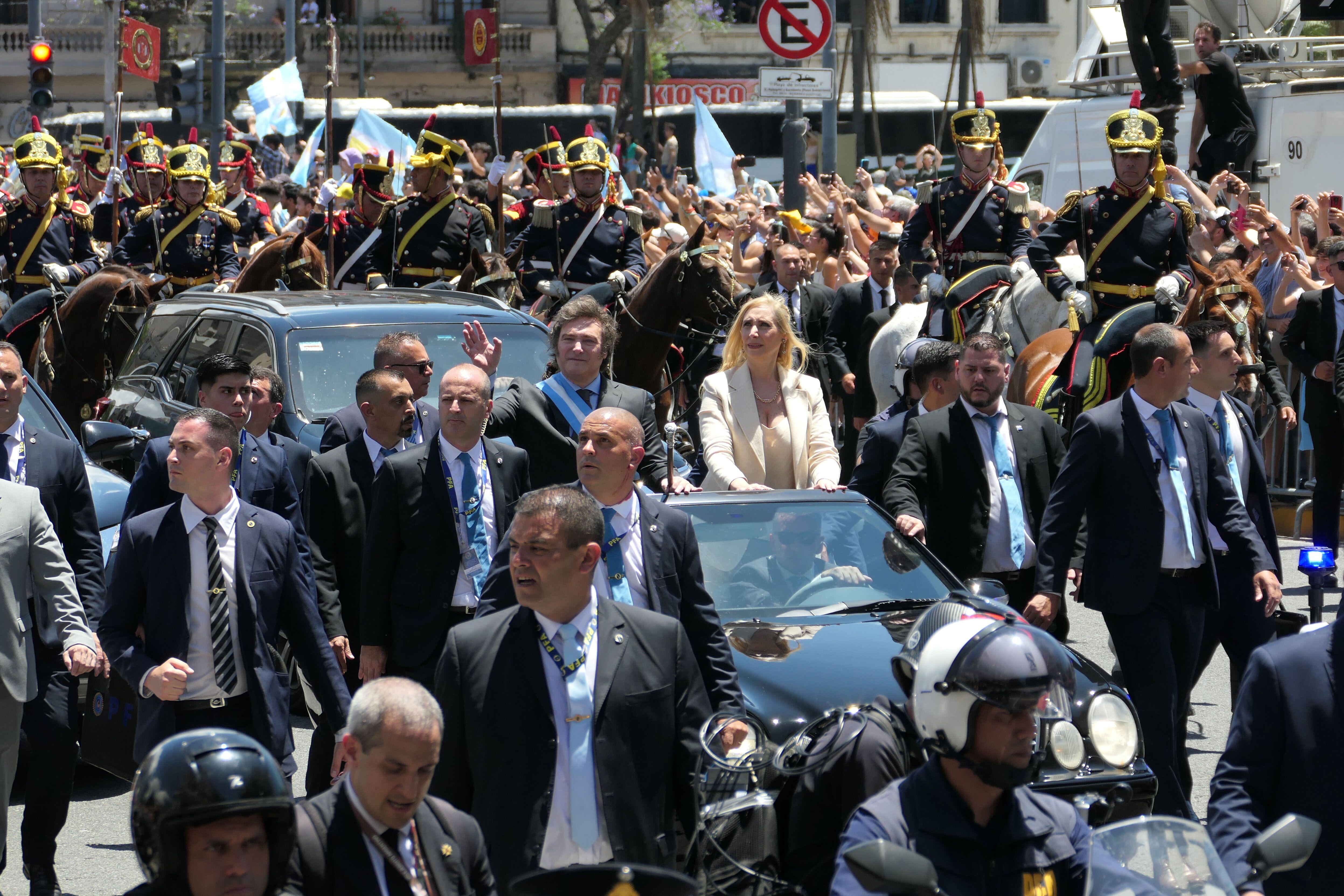 El presidente de Argentina, Javier Milei, realiza un recorrido hasta la Casa Rosada acompañado de su hermana Karina Milei, el 10 de diciembre de 2023. EFE/ Enrique García Medina
