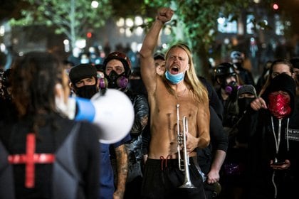 Un hombre grita contra los simpatizantes de Trump en Portland.  (REUTERS/Mathieu Lewis-Rolland)